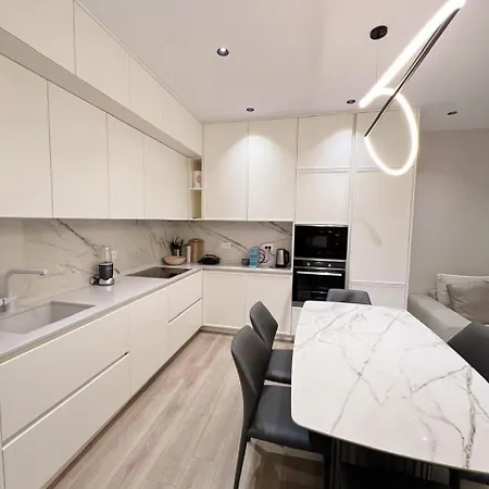 Apartment Modern New Apt, Prime Location&view
